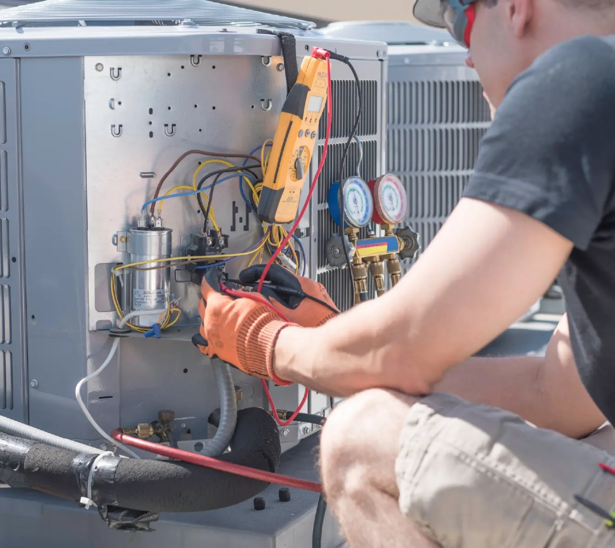 /images/solutions/detail/slider/hvac-technician@2x.webp