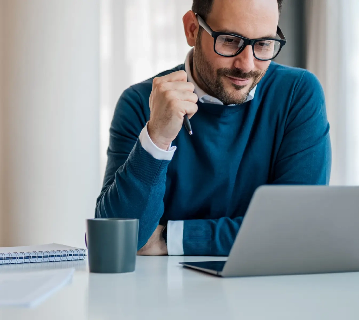 /images/solutions/detail/slider/man-at-desk-with-coffee@2x.webp