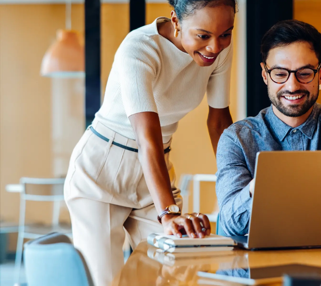 /images/solutions/detail/slider/man-woman-at-desk@2x.webp