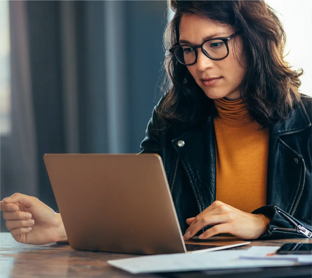 /images/solutions/detail/slider/woman-at-laptop@2x.webp
