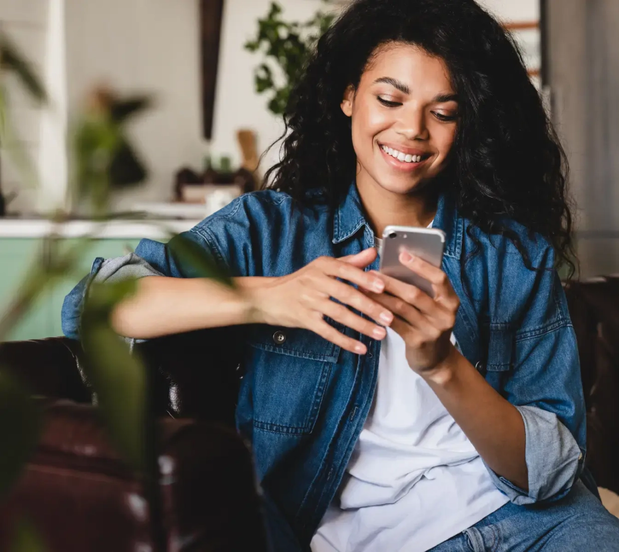 /images/solutions/detail/slider/woman-on-phone@2x.webp