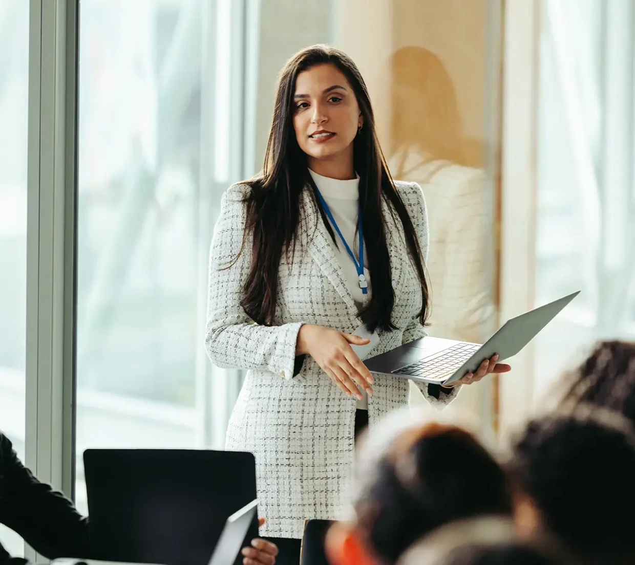 /images/solutions/detail/slider/woman_presenting@2x.webp