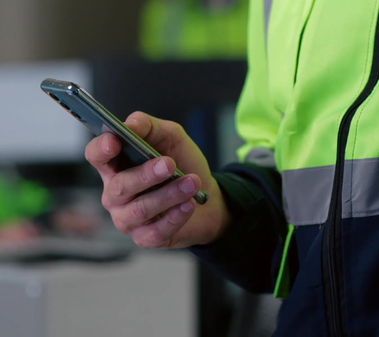 /images/solutions/detail/slider/worker-on-phone@2x.webp